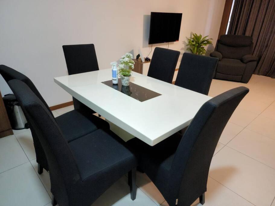 Deluxe Seaview Suite Twin Bed By The Only Bnb Tanjung Tokong المظهر الخارجي الصورة